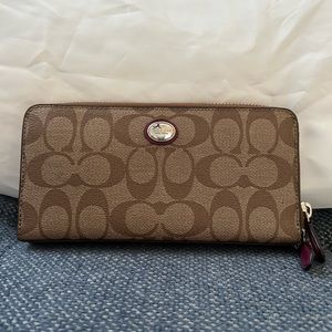 Coach wallet zippy